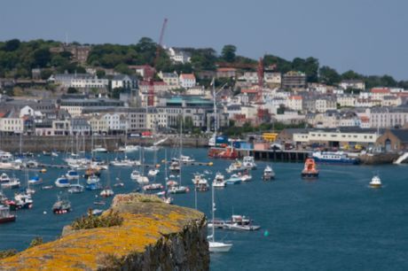 10. Guernsey: 80,42 år